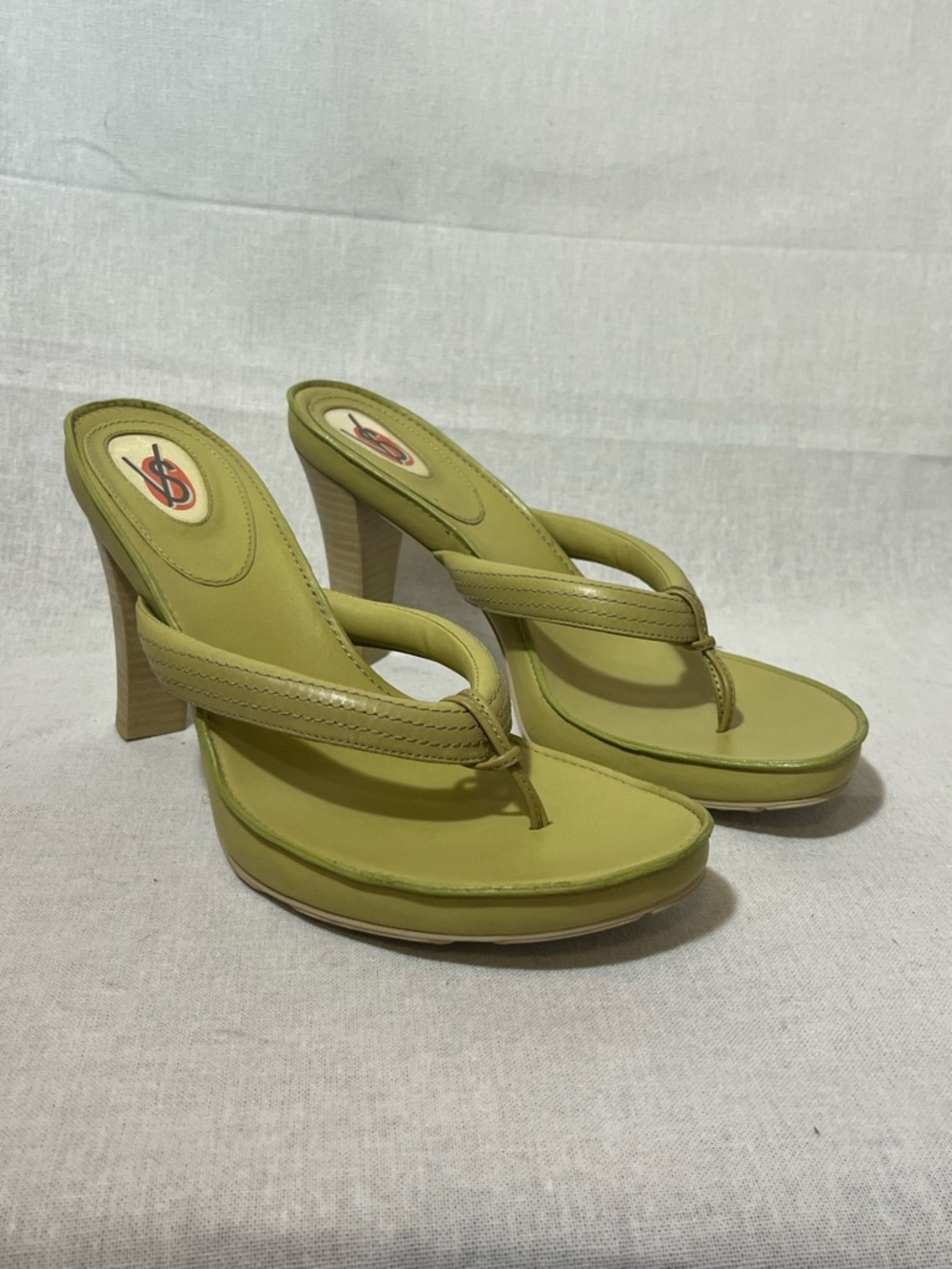 Victoria’s Secret Women's Green Heels Thong Sandals Size 9 Leather Platform